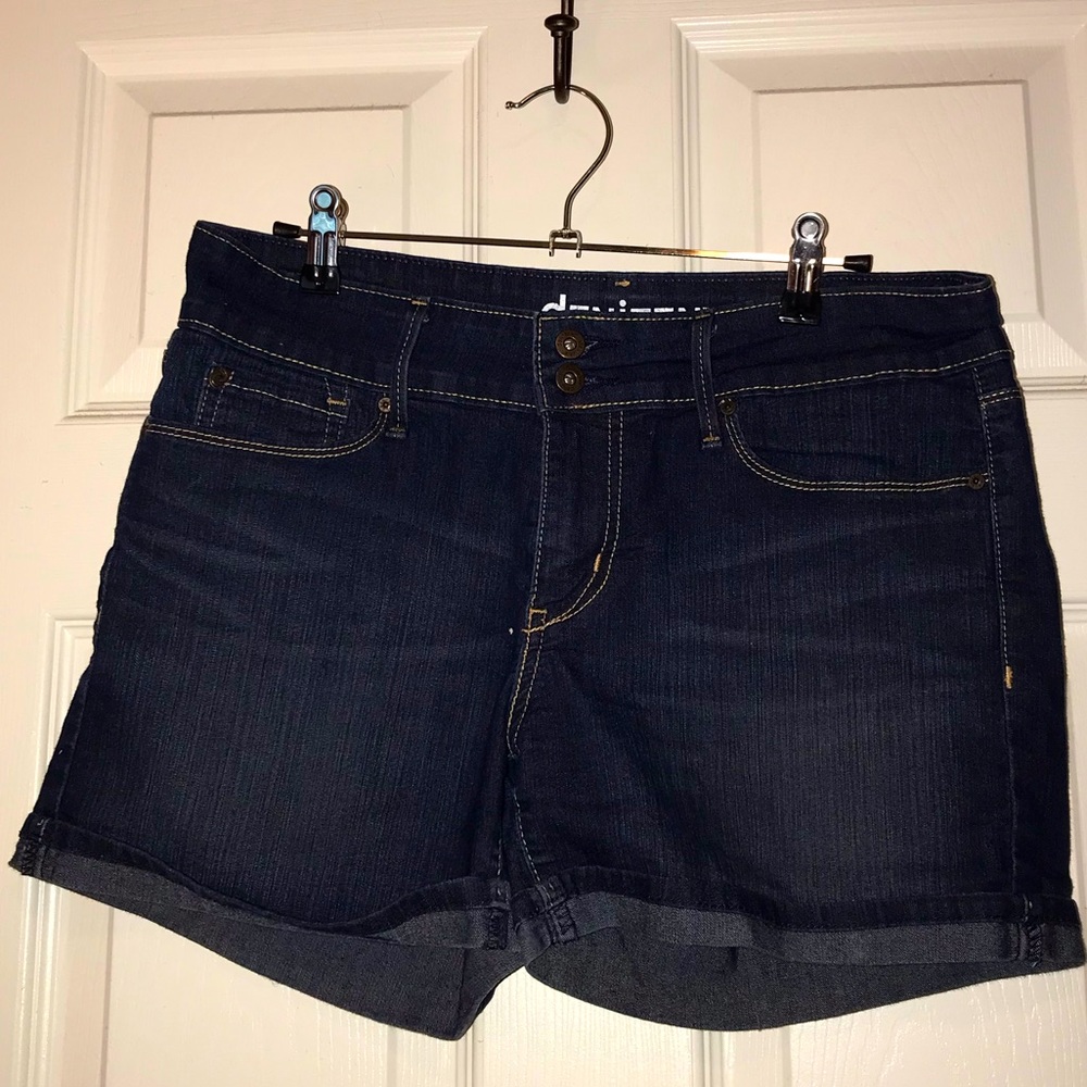 DENIZEN from Levi's Women's Essential Stretch Mid Rise 5-inch Shorts || Size 8